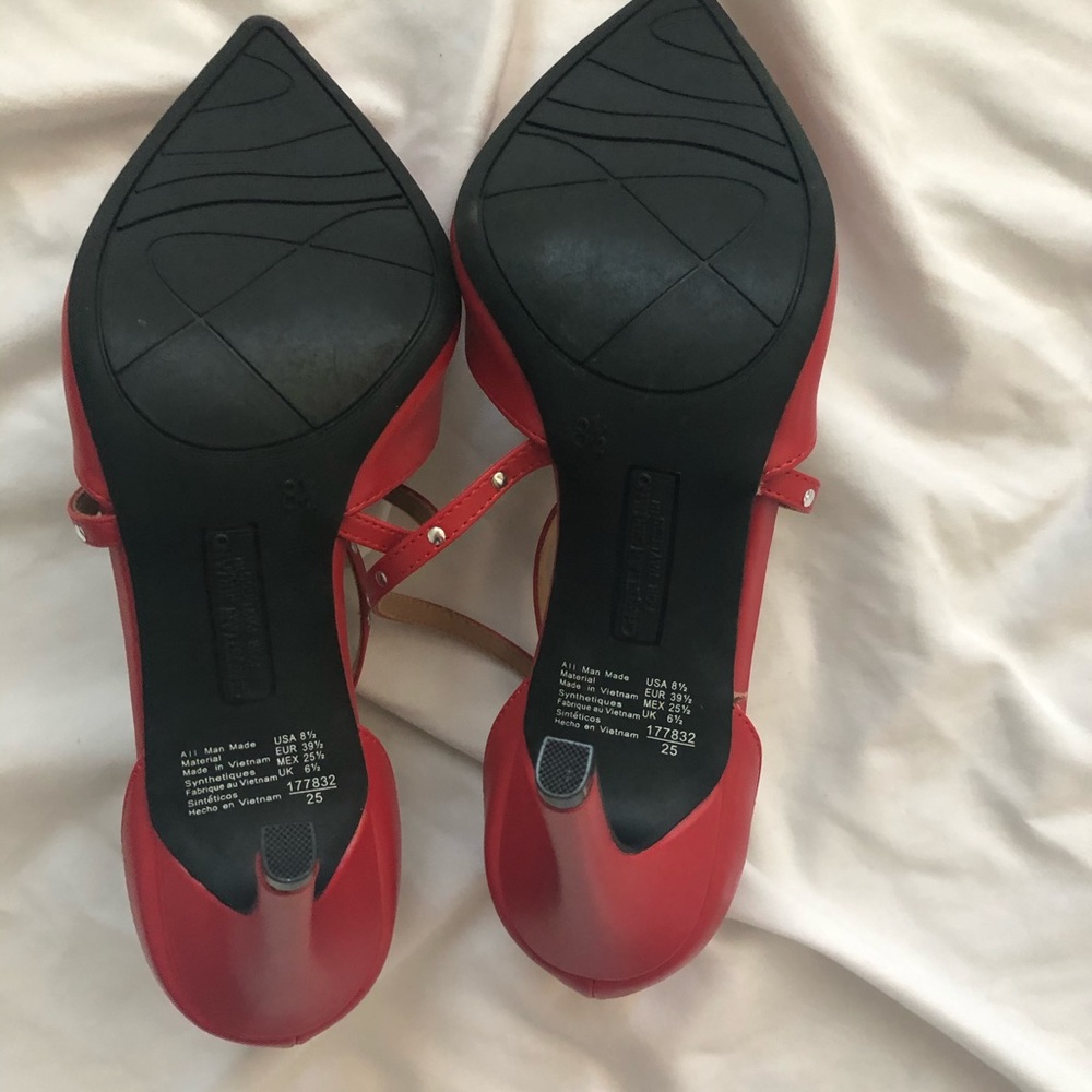 Red heels - Picture 2 of 3
